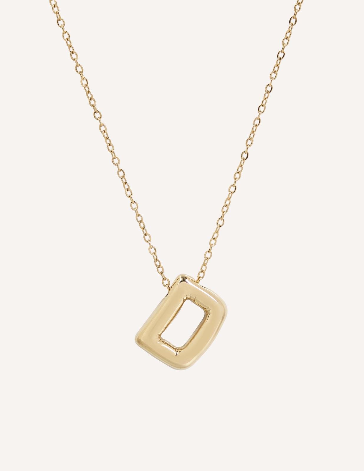 Collar dorado con inicial (imagen 4)