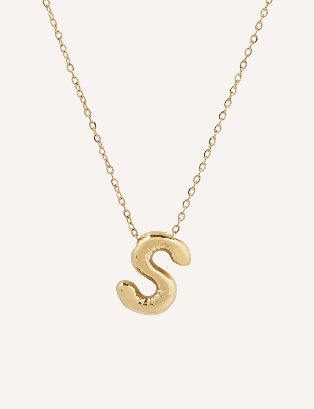 Collar dorado con inicial (imagen 19)
