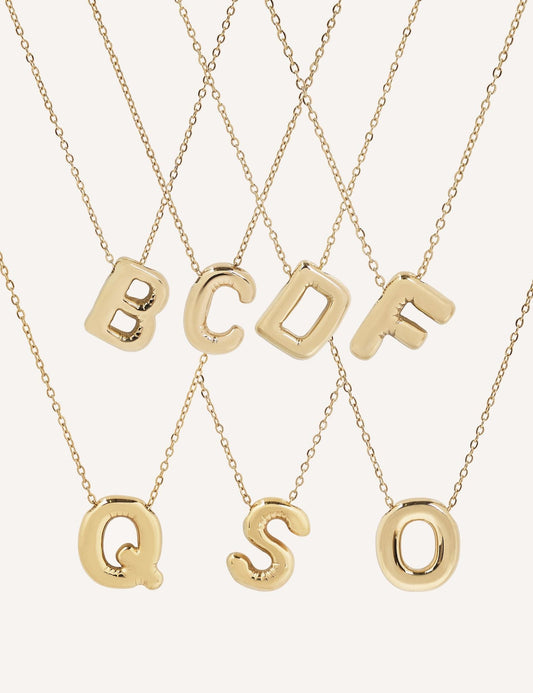 Collar dorado con inicial
