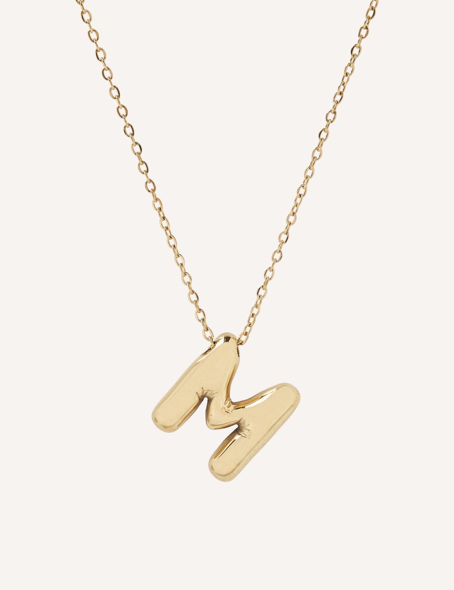 Collar dorado con inicial (imagen 13)