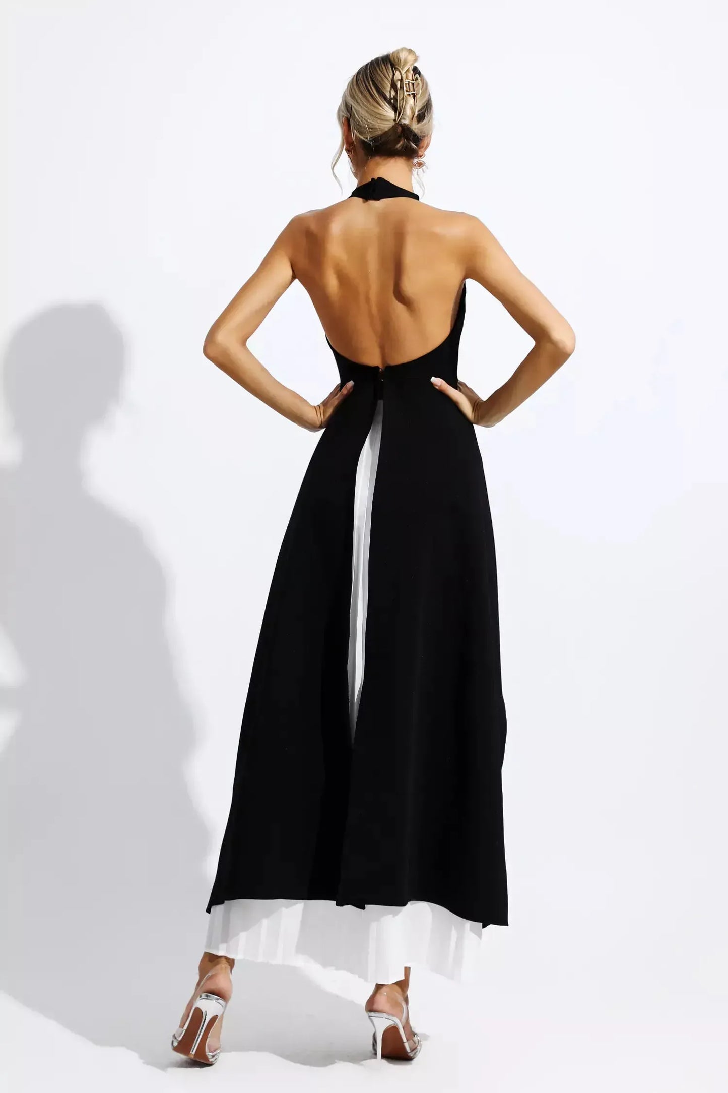 Elegancia minimalista en blanco y negro — modelo Vestido Candela™ (imagen 3)
