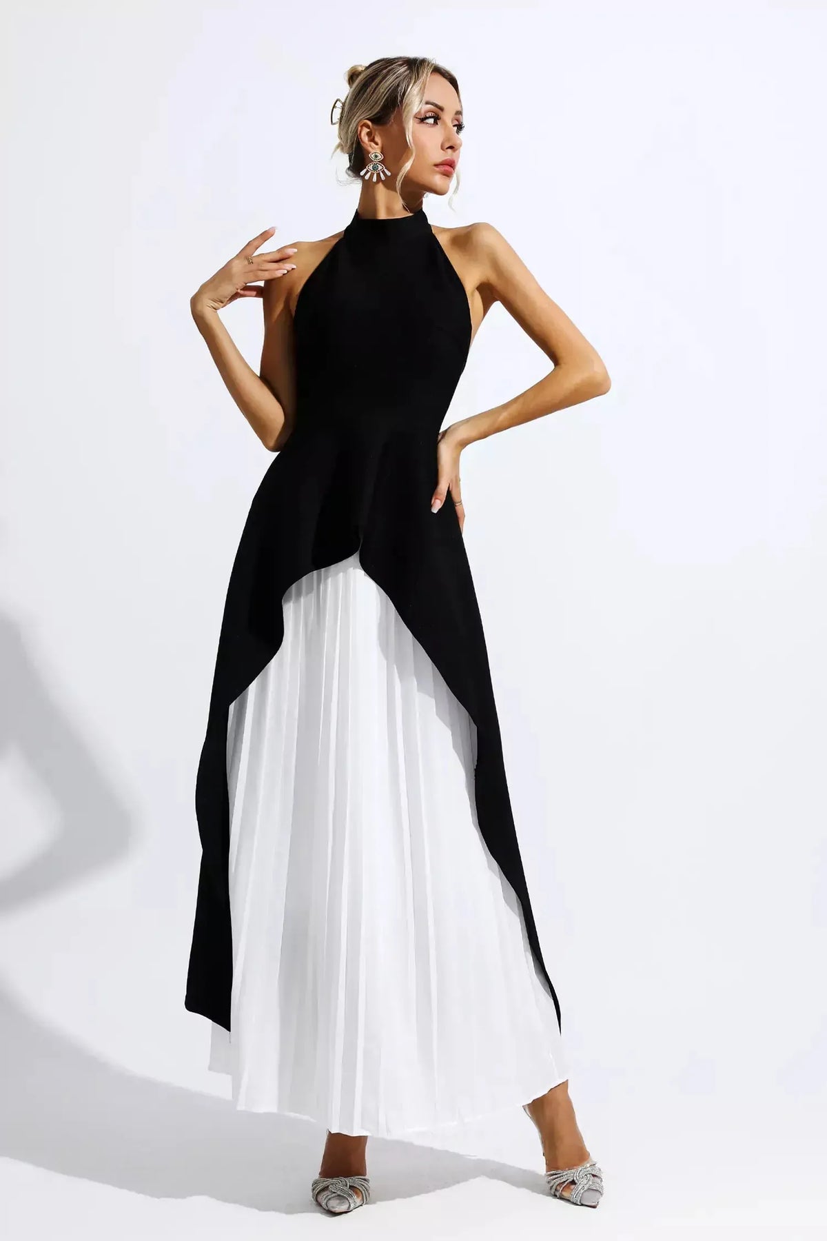 Elegancia minimalista en blanco y negro — modelo Vestido Candela™ (imagen 4)