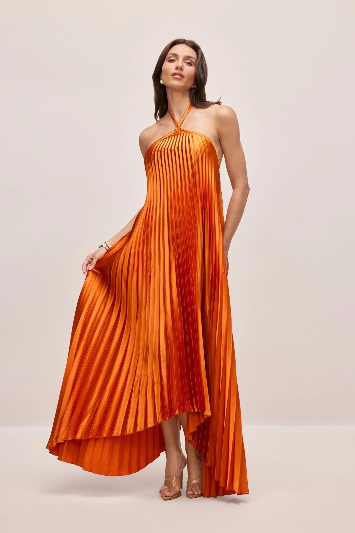 Elegancia fluida con brillo sofisticado — modelo Vestido Noelia™ (imagen 3)