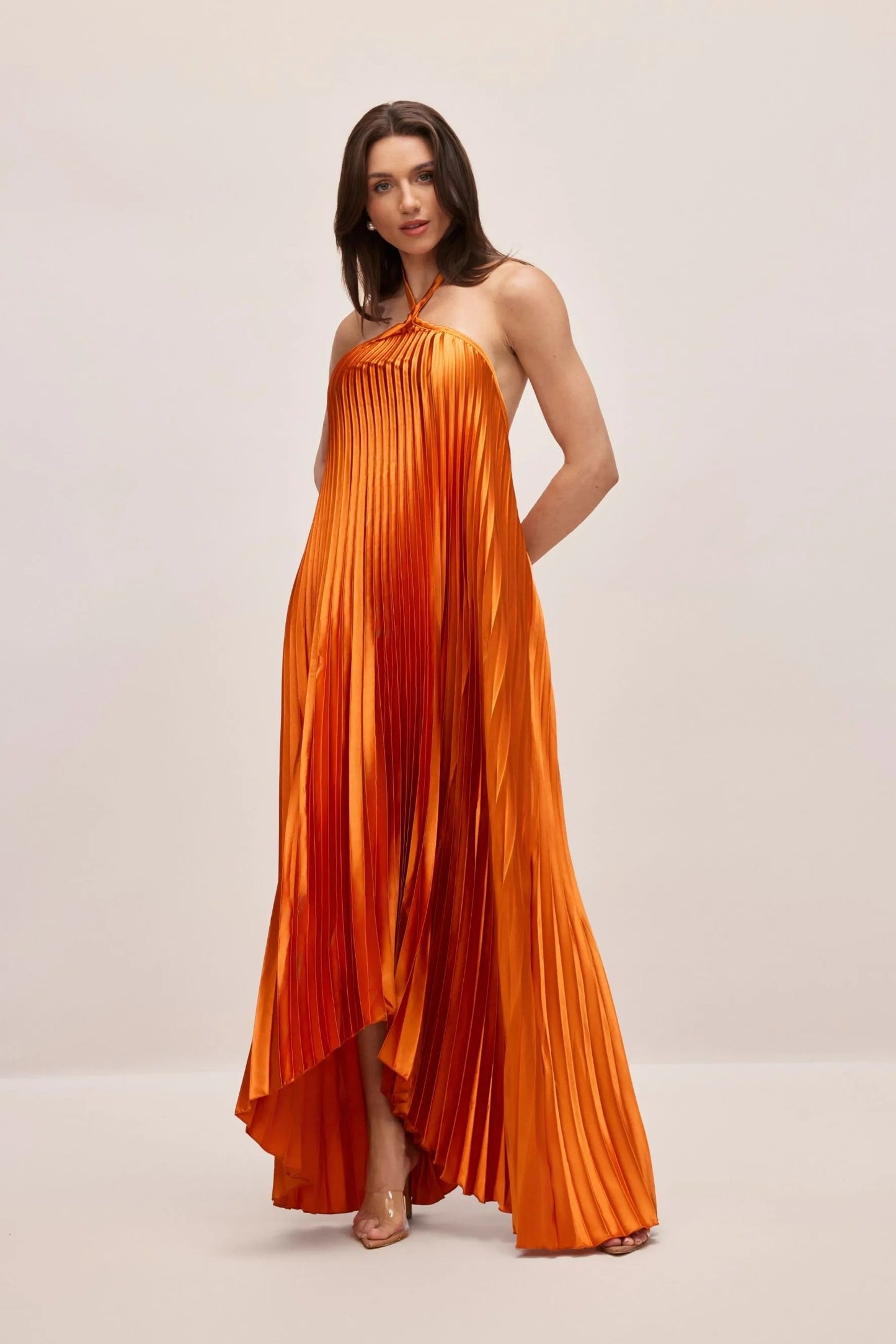 Elegancia fluida con brillo sofisticado — modelo Vestido Noelia™ (imagen 2)