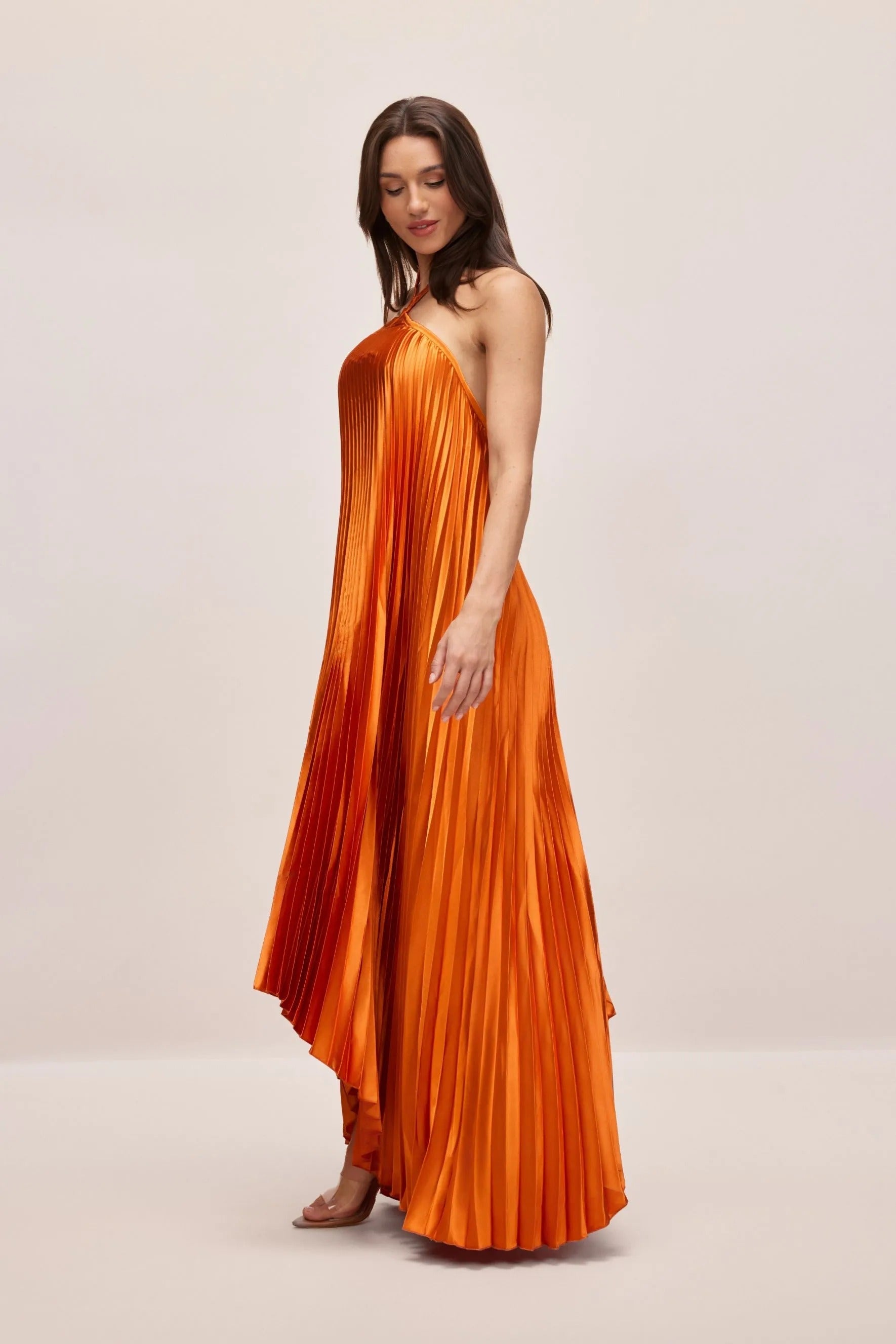Elegancia fluida con brillo sofisticado — modelo Vestido Noelia™