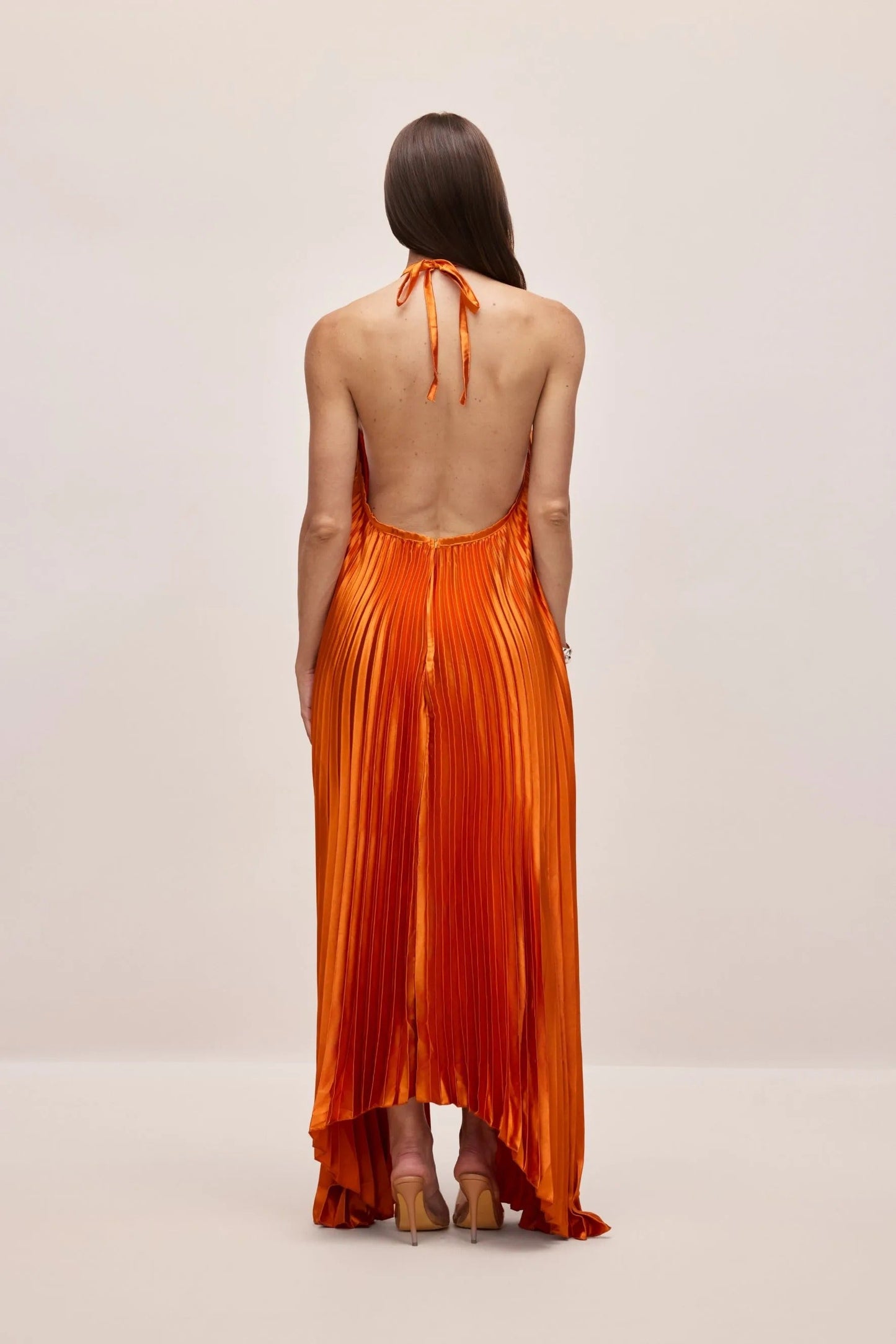 Elegancia fluida con brillo sofisticado — modelo Vestido Noelia™ (imagen 4)