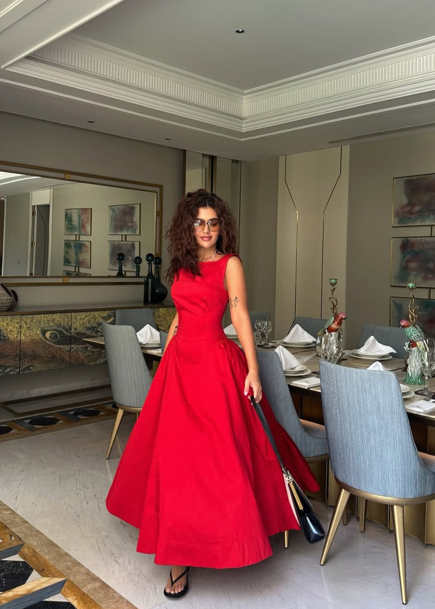 Elegancia eterna en rojo — modelo Vestido Loreto™ (imagen 2)