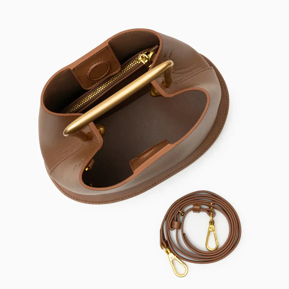 Bolso bucket minimalista con asa dorada — modelo Soralla (imagen 6)