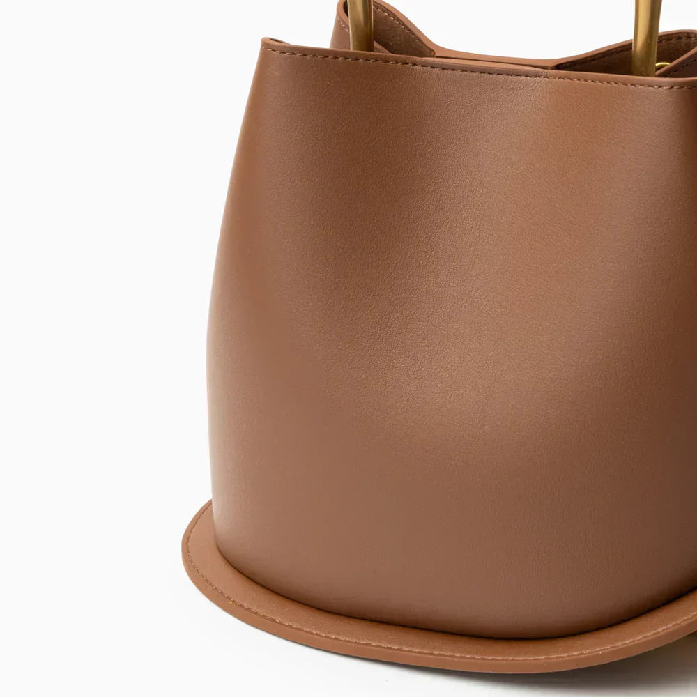 Bolso bucket minimalista con asa dorada — modelo Soralla (imagen 5)
