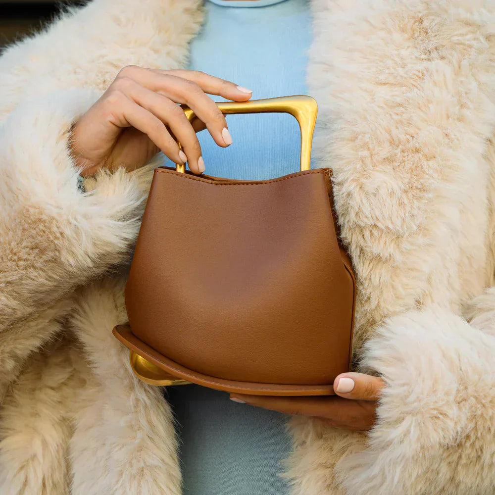Bolso bucket minimalista con asa dorada — modelo Soralla (imagen 4)