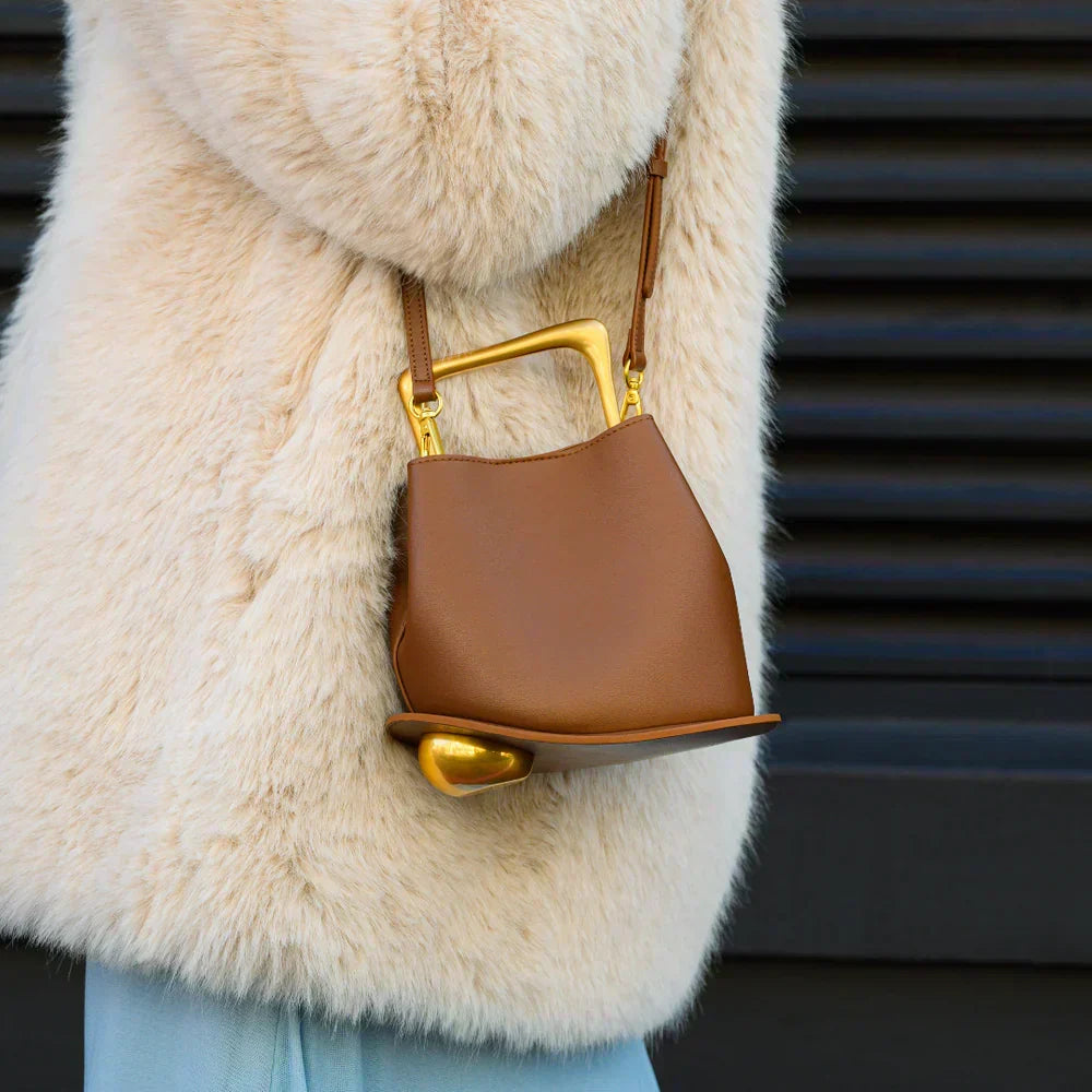 Bolso bucket minimalista con asa dorada — modelo Soralla (imagen 8)