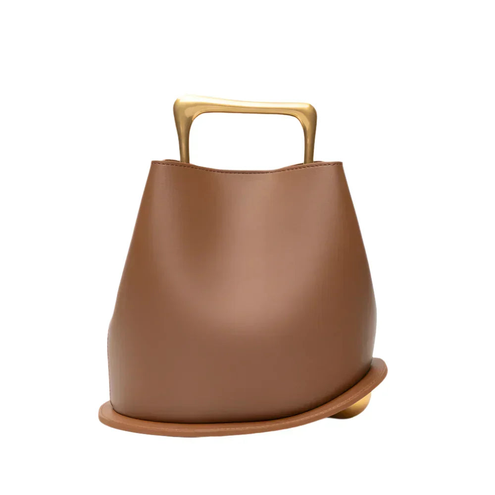 Bolso bucket minimalista con asa dorada — modelo Soralla